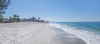 Coastal Getaway Retreat –Steps to the Beach! 1BR/1BA. Sleeps 2. In 4-Plex. Pool