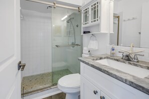 Dusche, Haartrockner, Handtücher, Seife
