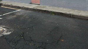 Rakennuksessa on valkoinen julkisivu, harmaa seinä ja pieni ikkuna.