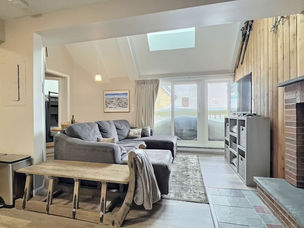 Smart TV, fireplace - BearNecessities- Pool, Hot Tub, Gym (Killington)