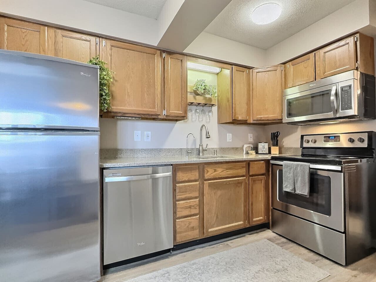 Køleskab, mikrobølgeovn, ovn, kogeplade