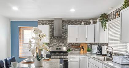 4BR/1.5BA+Fenced Backyard +Near MDW+One Level