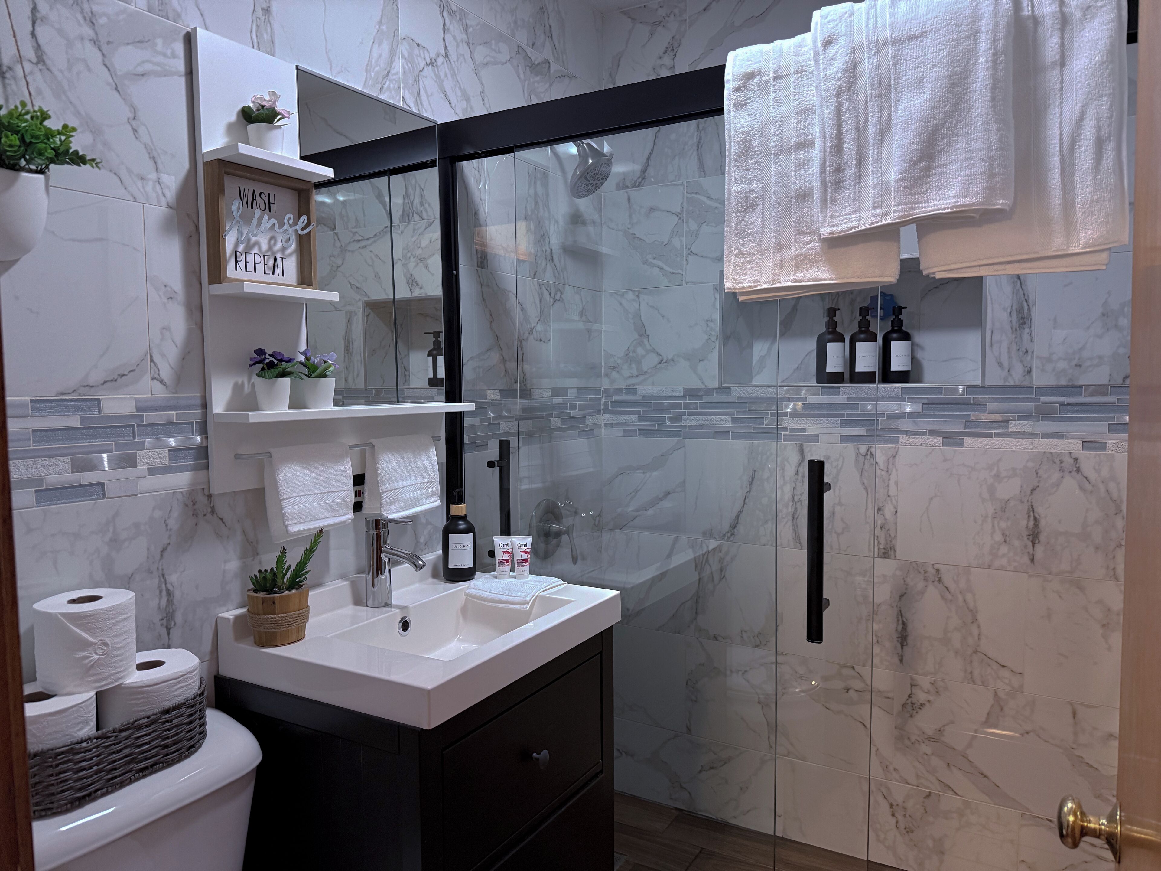 Dusche, Haartrockner, Handtücher, Seife