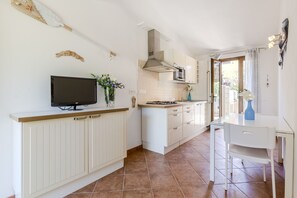 Fridge, oven, stovetop, cookware/dishes/utensils