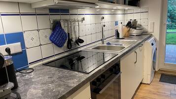 Køleskab, mikrobølgeovn, ovn, kogeplade