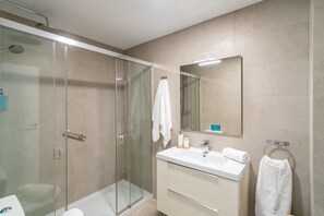 Dusche, Haartrockner, Handtücher
