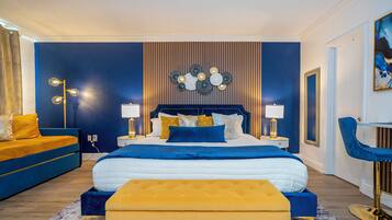 1 slaapkamer, een bureau, een strijkplank/strijkijzer, wifi