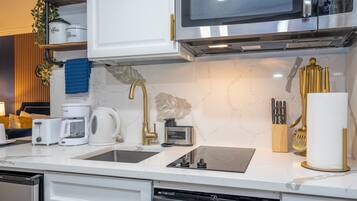 Een koelkast, een magnetron, een kookplaat, een vaatwasser