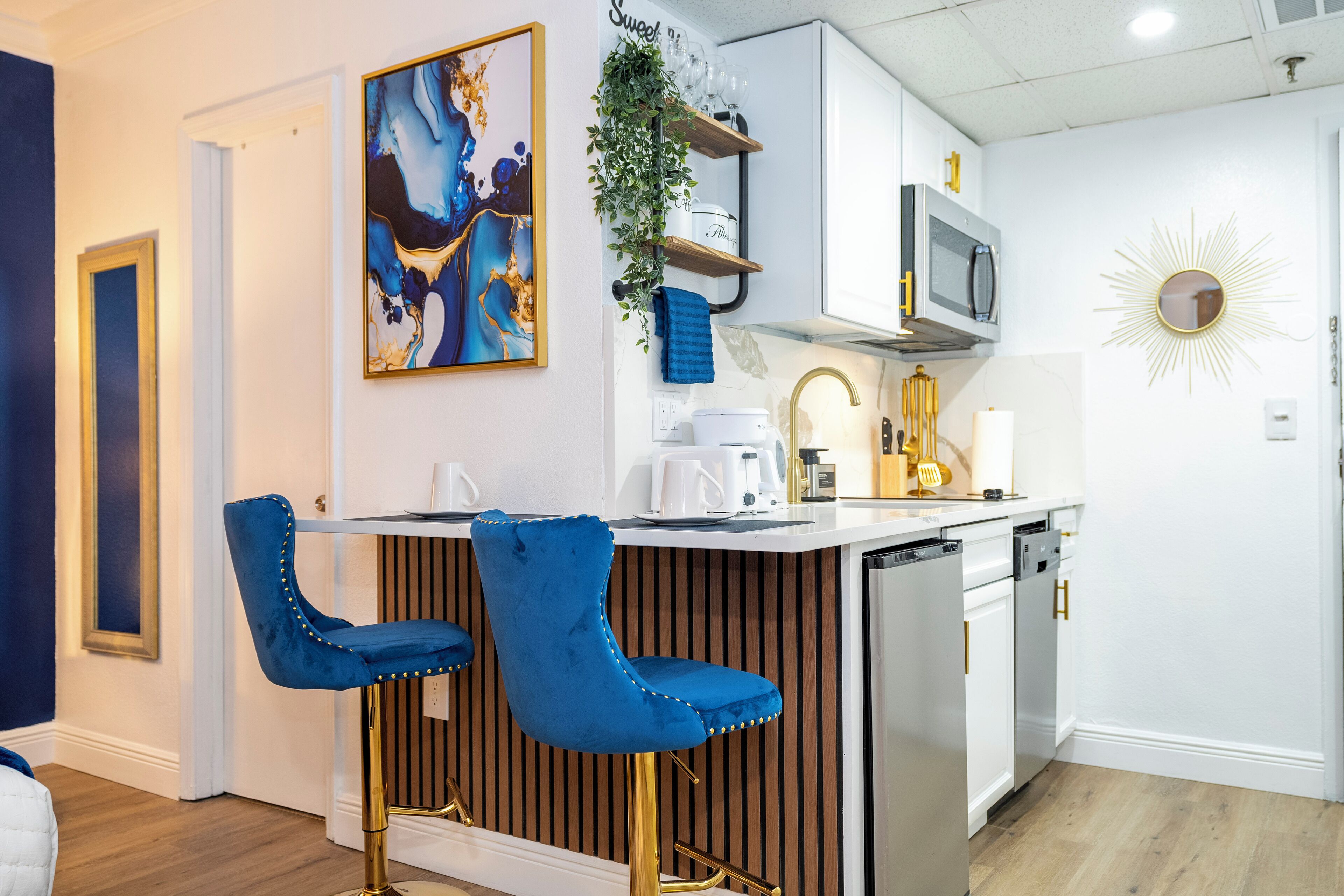 Fridge, microwave, stovetop, dishwasher