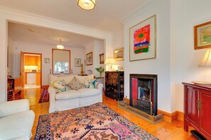 Fernseher, Kamin, Bücher