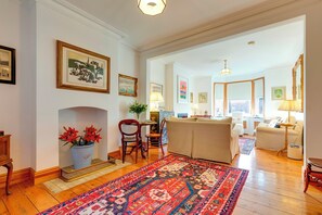 Fernseher, Kamin, Bücher