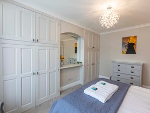 4 bedrooms, iron/ironing board, free WiFi, bed sheets - Pass the Keys | Spacious seaside house - Free Parking (Hove)