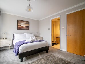 2 bedrooms, iron/ironing board, free WiFi, bed sheets - Metropolitan St Andrew's Cathedral View  - Pass the Keys (Glasgow)