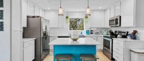 Kühlschrank, Mikrowelle, Herdplatte, Geschirrspüler