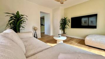 Smart-tv, boeken en een printer