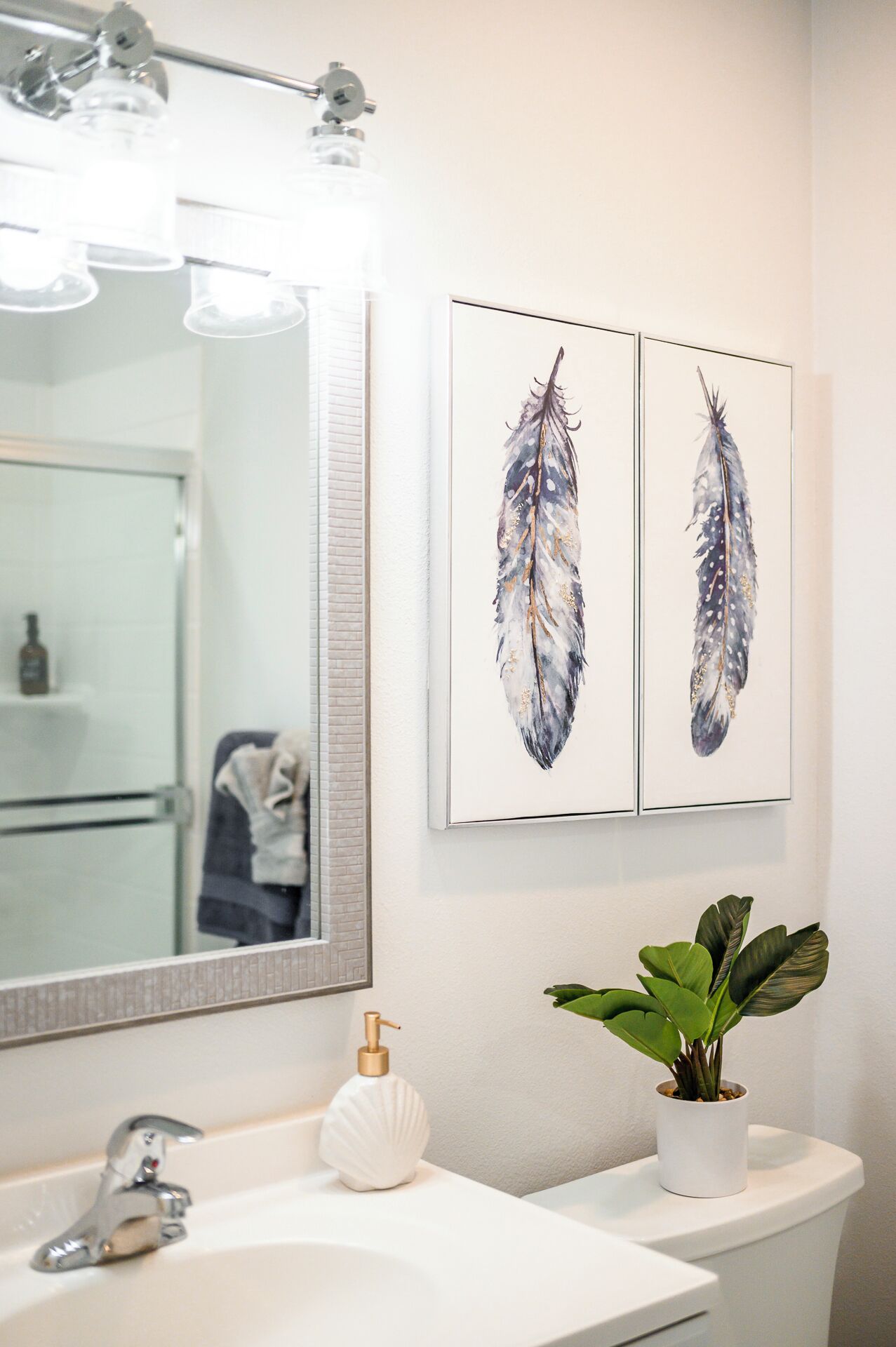 Chuveiro, secador de cabelo, toalhas de banho, sabonete