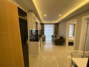 Un apartamento moderno con cocina, comedor y sala de estar.