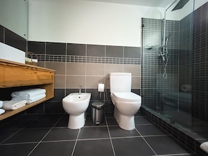 Douche, sĂšche-cheveux, bidet, serviettes fournies