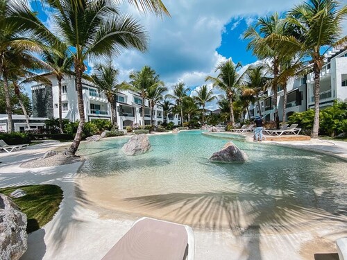 Minimalist and modern apartment meters away from the beach,  5 pools, garden.