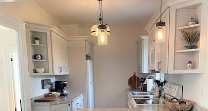 Charming 3-bedroom farmhouse with AC, WiFi in quaint Thomaston