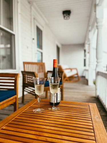 Charming 3-bedroom farmhouse with AC, WiFi in quaint Thomaston