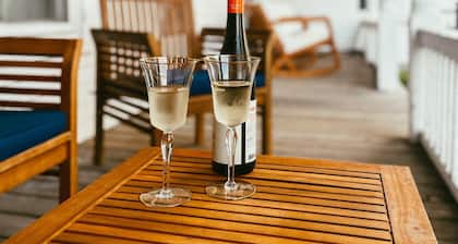 Charming 3-bedroom farmhouse with AC, WiFi in quaint Thomaston