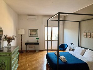 2 quartos, escrivaninha, ferros/tábuas de passar roupa