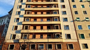 Un immeuble résidentiel à plusieurs étages, doté de balcons, de grandes fenêtres et d’une façade en briques.