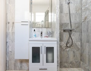Dusche, Haartrockner, Handtücher