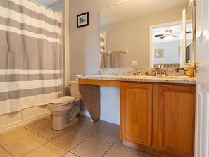 Een douche, een haardroger, handdoeken, zeep