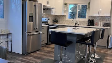 Jääkaappi, mikroaaltouuni, uuni, liesi