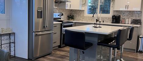 Refrigerador, microondas, horno, placa de cocina