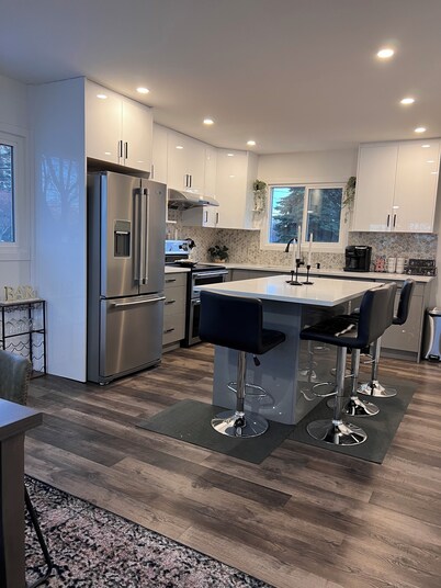 🌟 Stylish, Spacious 3BR Retreat in Edmonton — Pet Friendly, Near Top Attractions