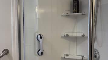 Douche, serviettes fournies, savon, shampoing