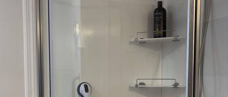 Regadera, toallas, jabón, shampoo