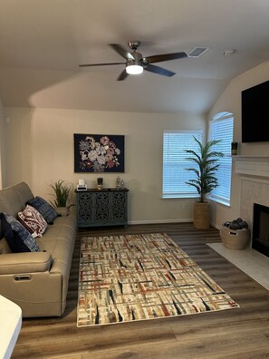 Una Smart TV, una chimenea