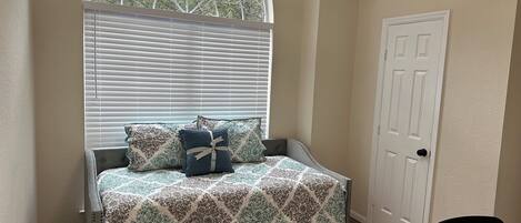 3 室のベッドルーム、デスク、アイロン / アイロン台、旅行用ベビーベッド