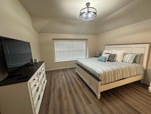 3 chambres, bureau, fer et planche à repasser, lit parapluie