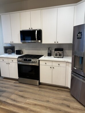 Refrigerador, microondas, horno, placa de cocina