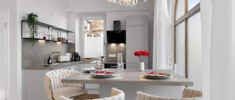 Fridge, oven, stovetop, dishwasher