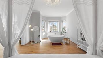 1 Schlafzimmer, Schreibtisch, Bügeleisen/Bügelbrett, Reisekinderbett