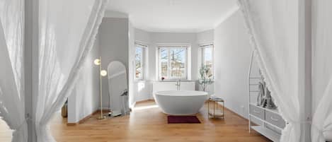 1 Schlafzimmer, Schreibtisch, Bügeleisen/Bügelbrett, Reisekinderbett