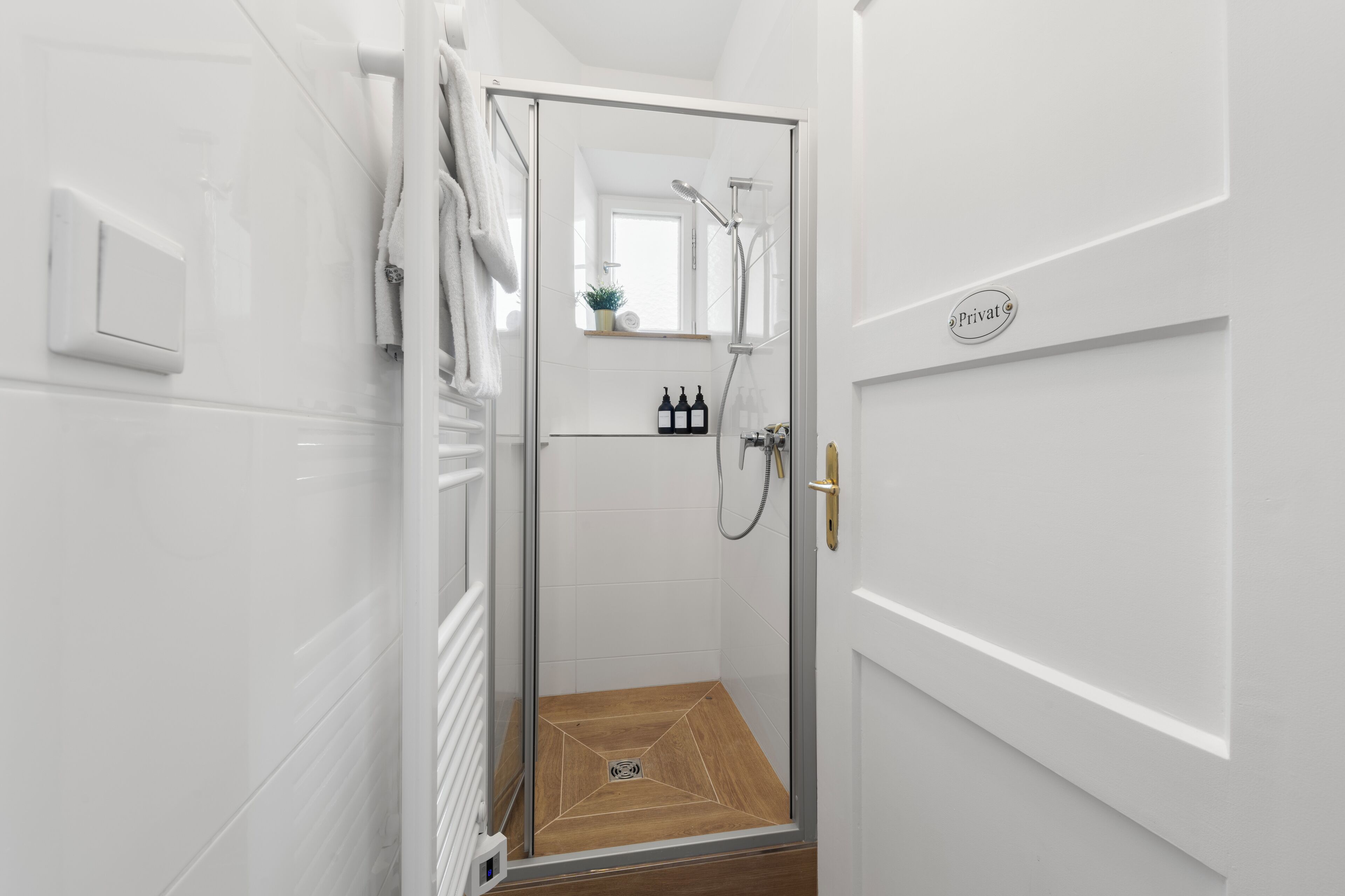 Dusche, umweltfreundliche Kosmetikartikel, Handtücher, Seife