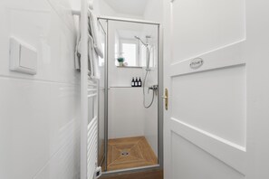 Douche, articles de toilette écologiques, serviettes fournies, savon