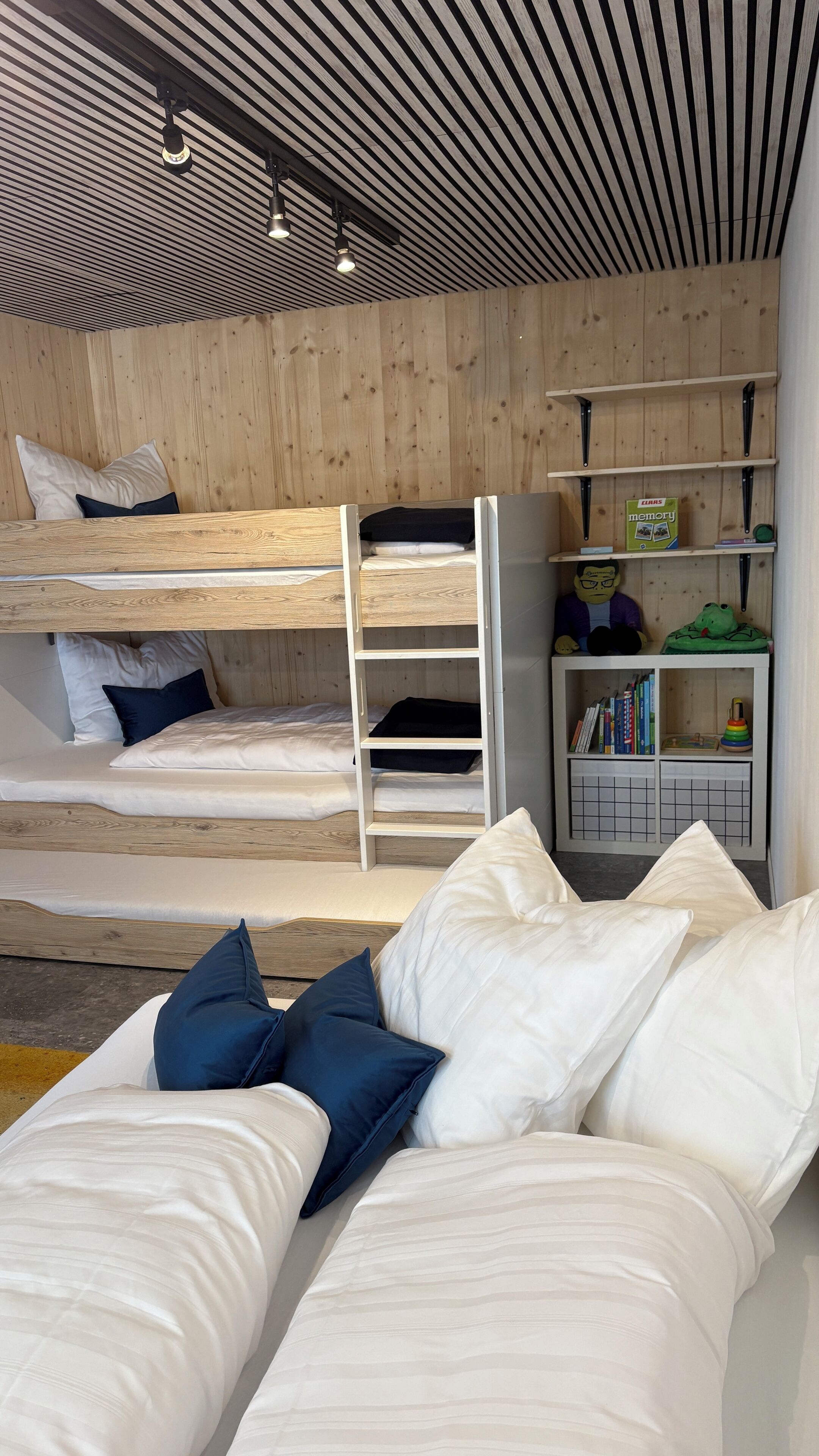 2 dormitorios, caja fuerte, escritorio y tabla de planchar con plancha