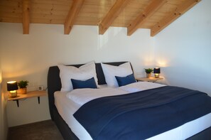 2 bedrooms, in-room safe, desk, iron/ironing board