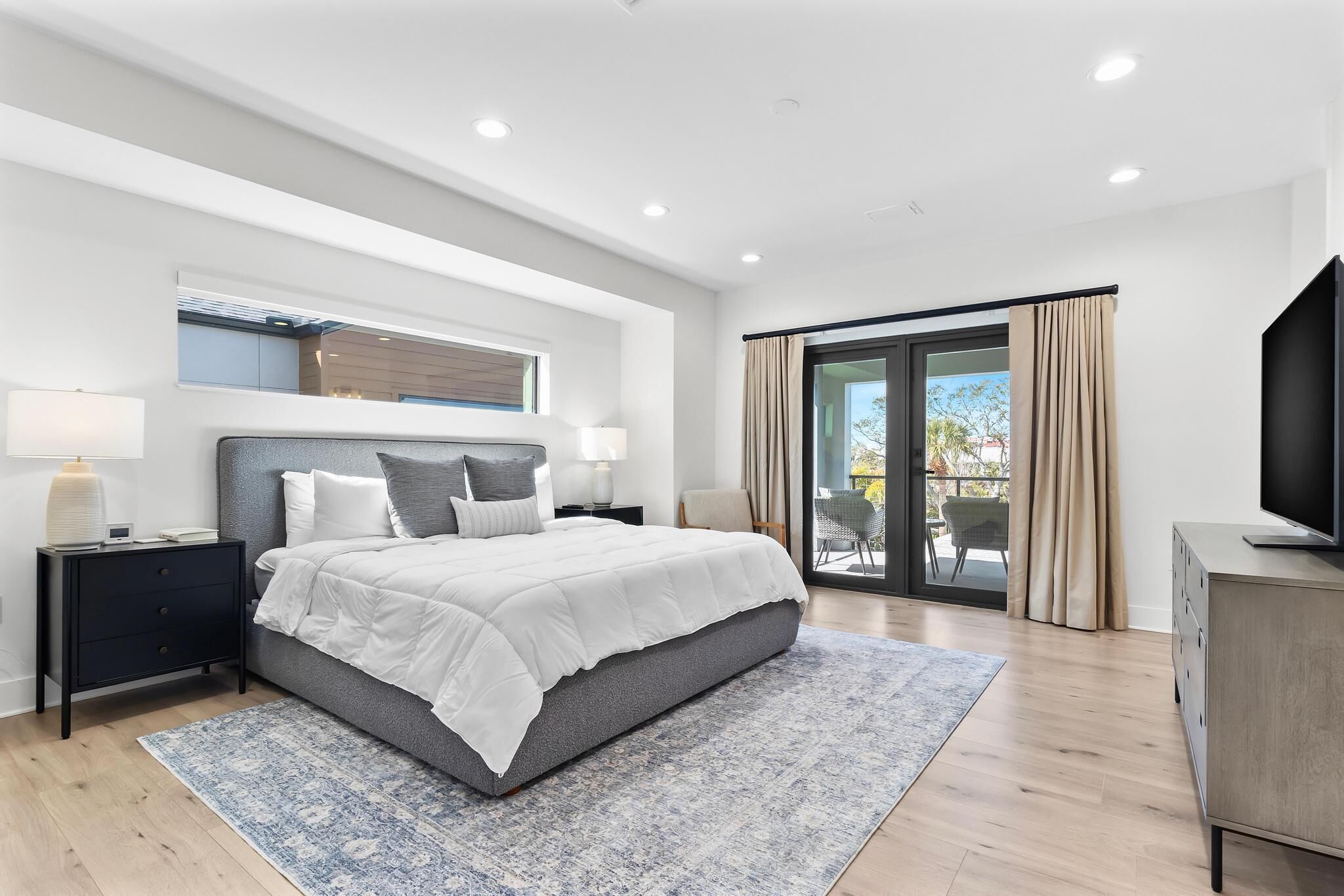 4 habitaciones, escritorio y tabla de planchar con plancha 