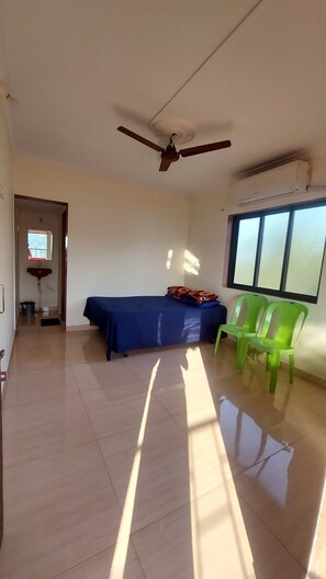 4 bedrooms, bed sheets - DAKWE COTTAGE Nagaon , 7mins.from Badami beach,1.6km from Nagaon beach, (ALIBAUG)