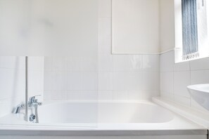 Hårføner, håndklær og toalettpapir