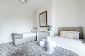 4 bedrooms, iron/ironing board, WiFi, bed sheets